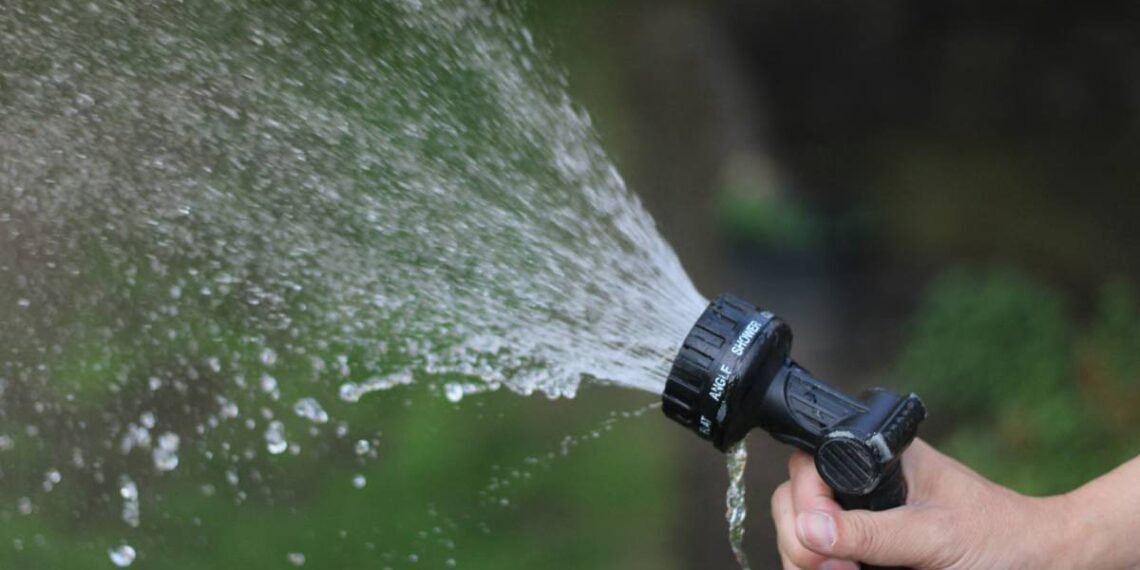 Mangueira vs. lava jato: o teste real de economia na conta de água