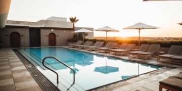 Cronograma de manutenção de piscinas e decks: como prolongar a vida útil dos materiais