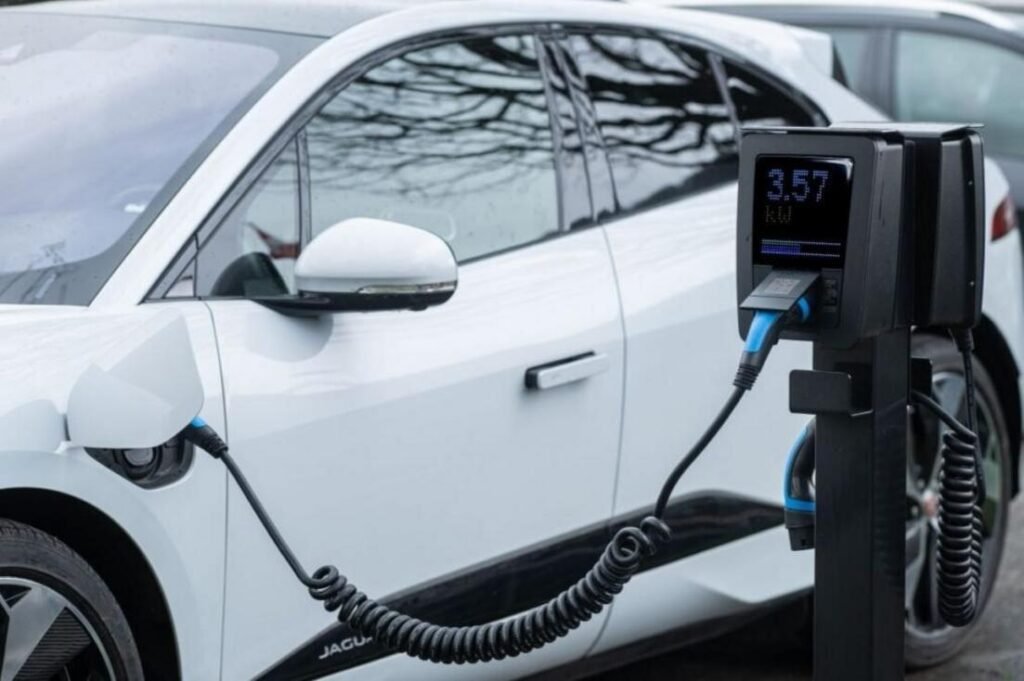 Veículo elétrico durante recarga