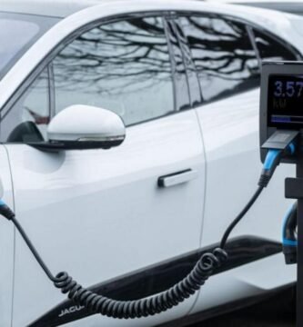 Veículo elétrico durante recarga