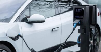 Veículo elétrico durante recarga