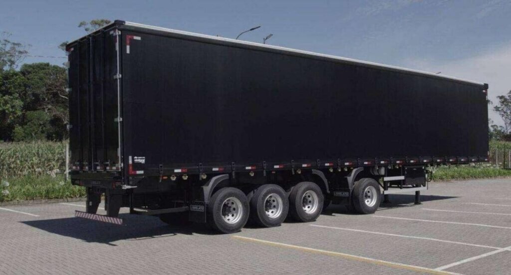 Caminhão com implemento rodoviário