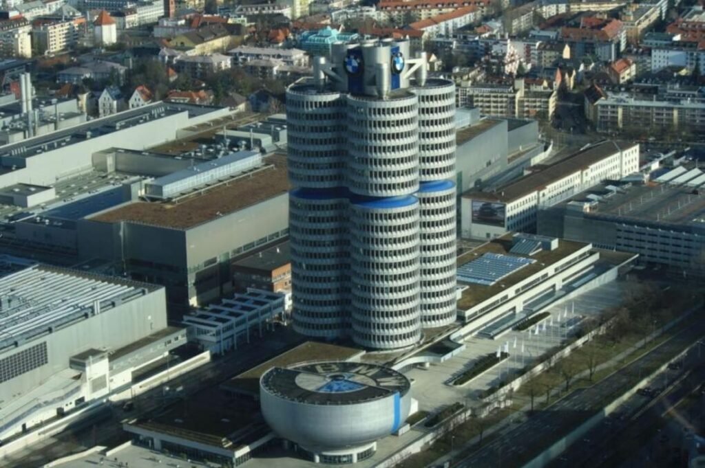Robôs em atuação na linha de produção da BMW