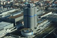 Robôs em atuação na linha de produção da BMW