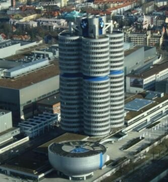 Robôs em atuação na linha de produção da BMW