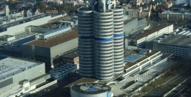 Robôs em atuação na linha de produção da BMW