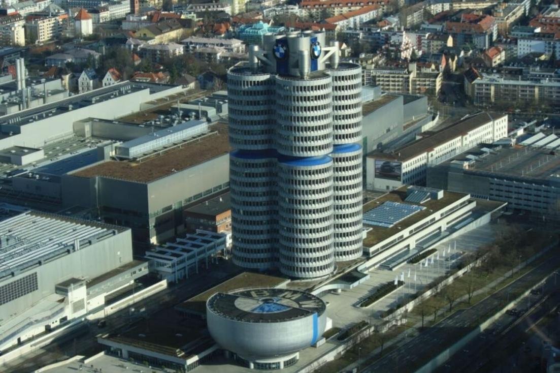 Robôs em atuação na linha de produção da BMW