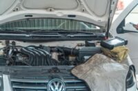 Veículos e ferramentas de manutenção em uma oficina