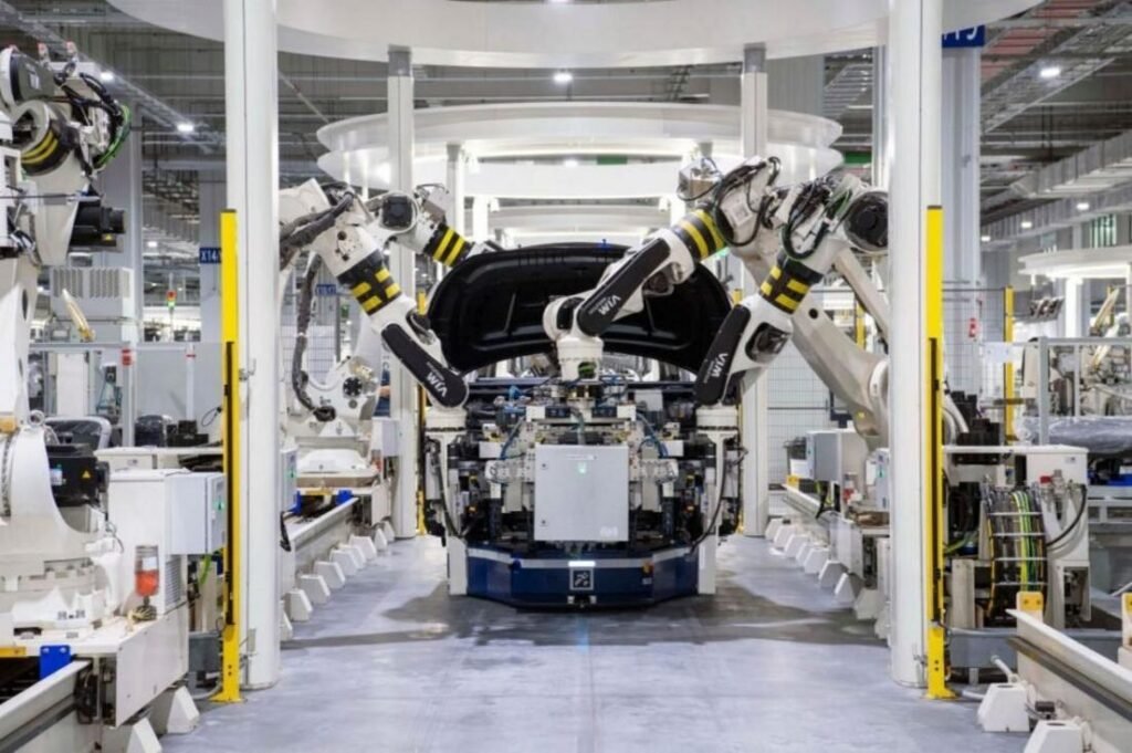 Robô em ambiente industrial durante operações de montagem
