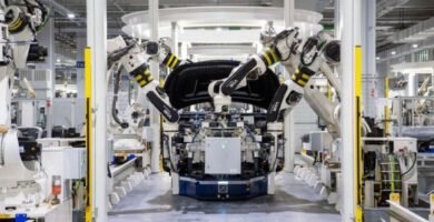Robô em ambiente industrial durante operações de montagem