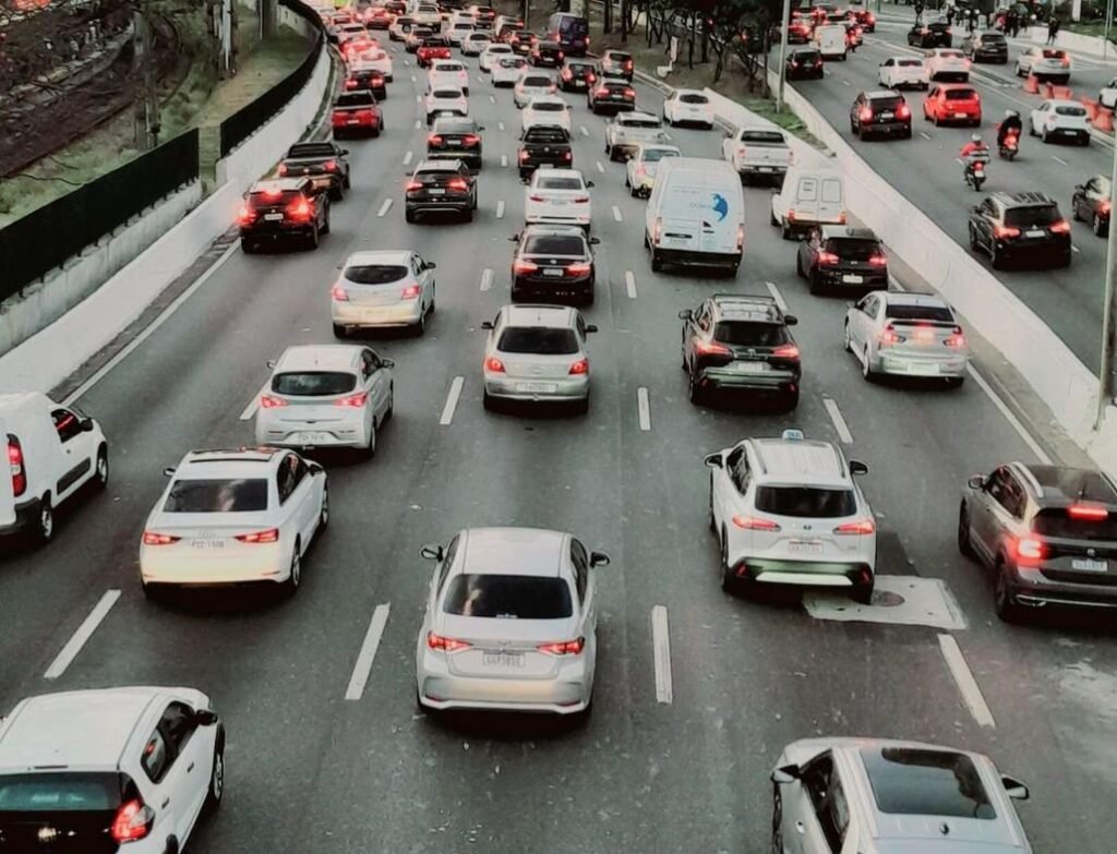 Motorista utilizando carro híbrido