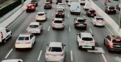 Motorista utilizando carro híbrido