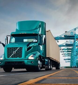 Caminhão Volvo em transporte