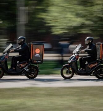 Motocicletas elétricas conectadas promovendo publicidade em áreas urbanas