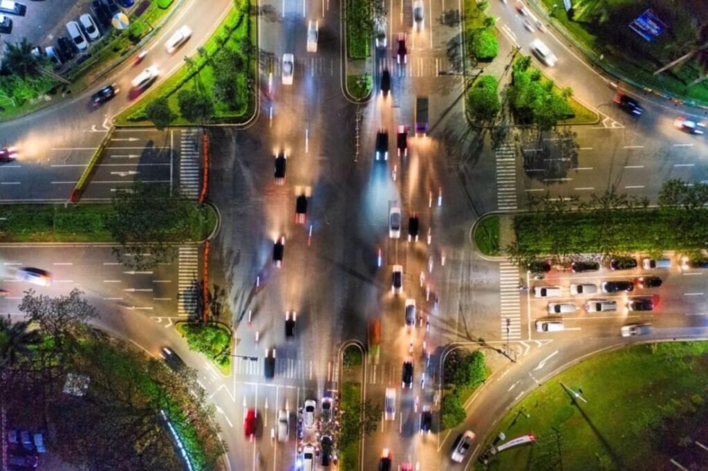 Carros conectados compartilhando informações sobre perigos