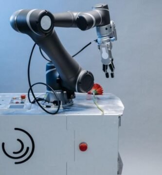Robô automatizado desmontando uma bateria de carro elétrico.