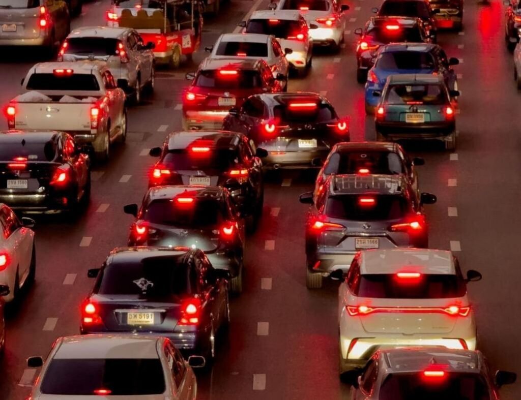 Carros conectados mostrando tecnologias modernas