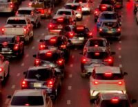 Carros conectados mostrando tecnologias modernas