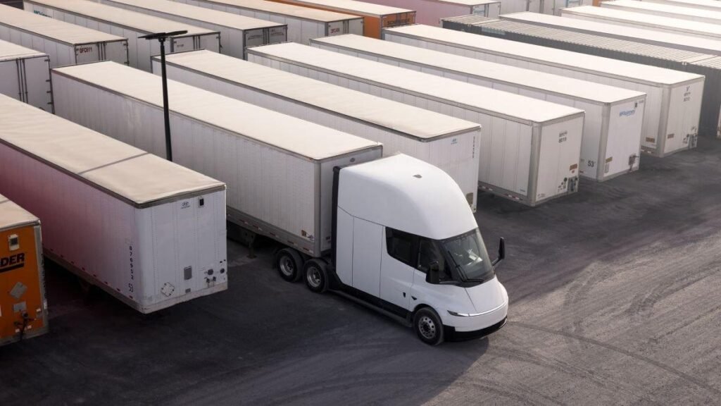 Caminhão elétrico Tesla Semi em operação