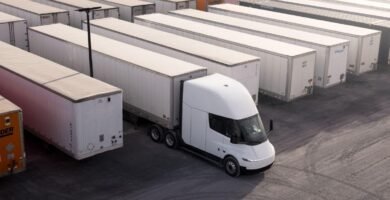 Caminhão elétrico Tesla Semi em operação