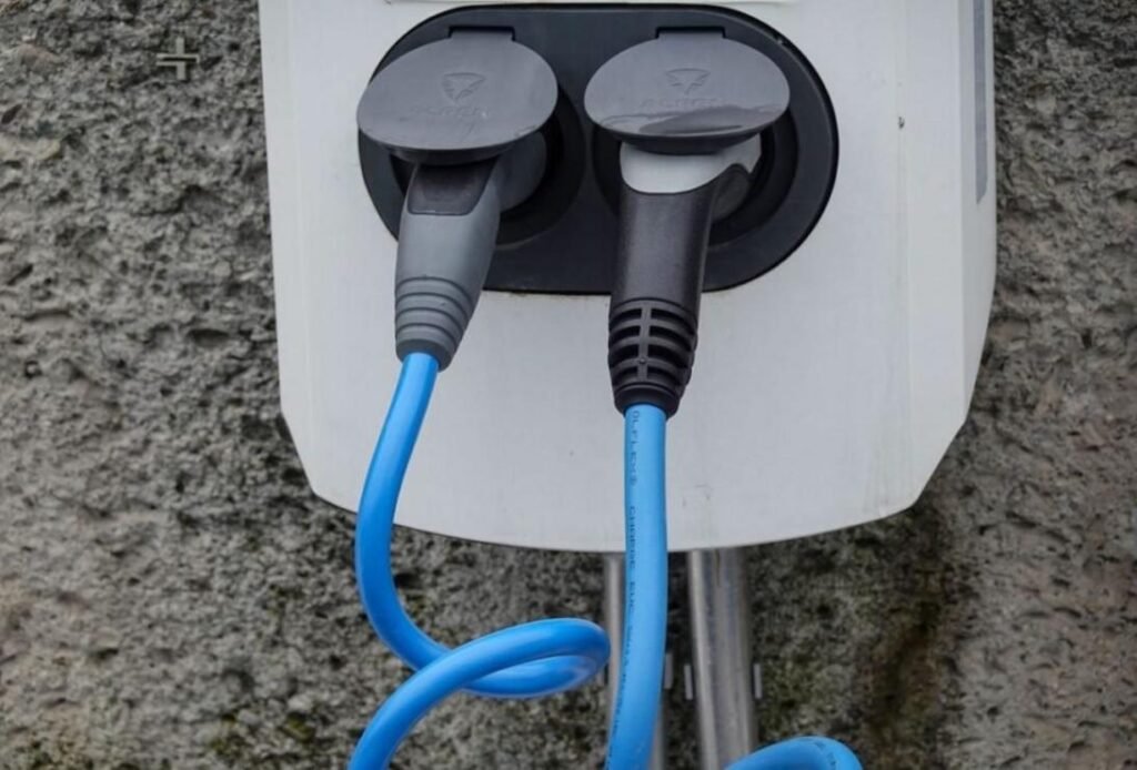 Veículo elétrico gerando energia externa