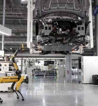 Turismo em fábrica de veículos elétricos