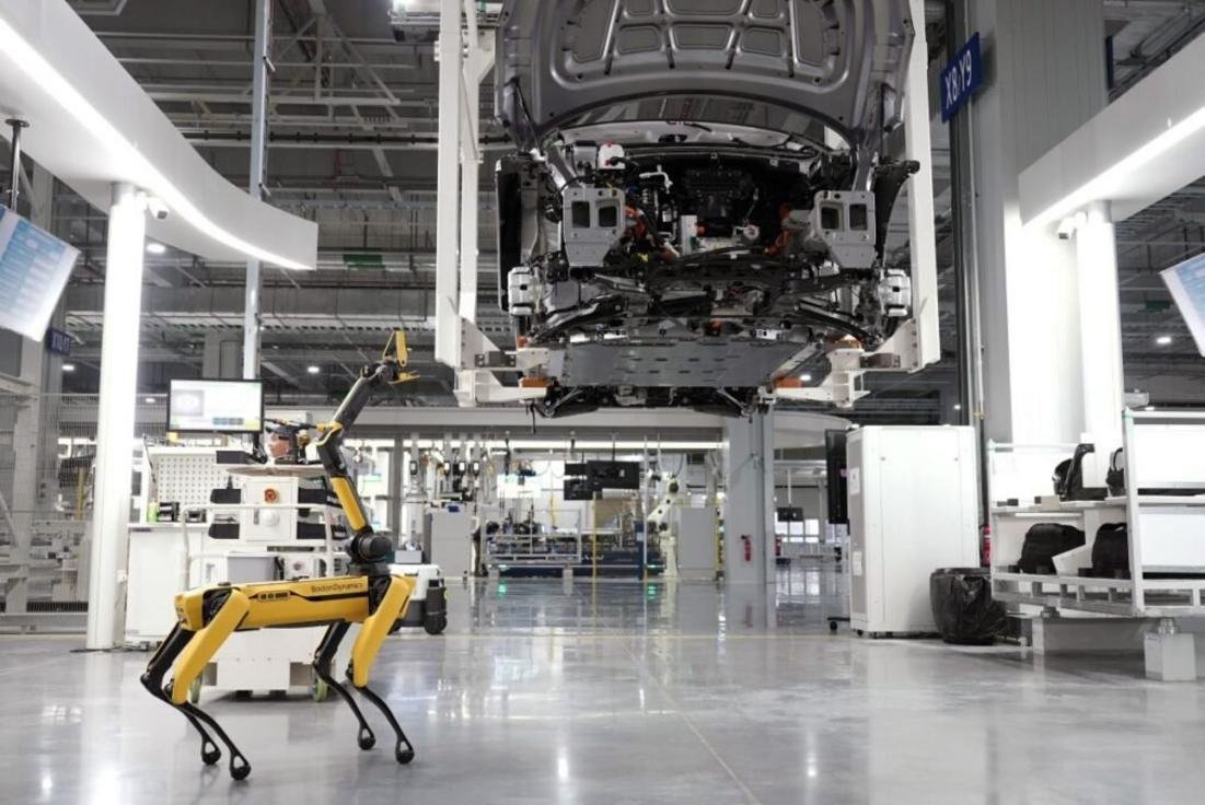 Turismo em fábrica de veículos elétricos