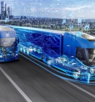 Caminhão em operação com tecnologia avançada