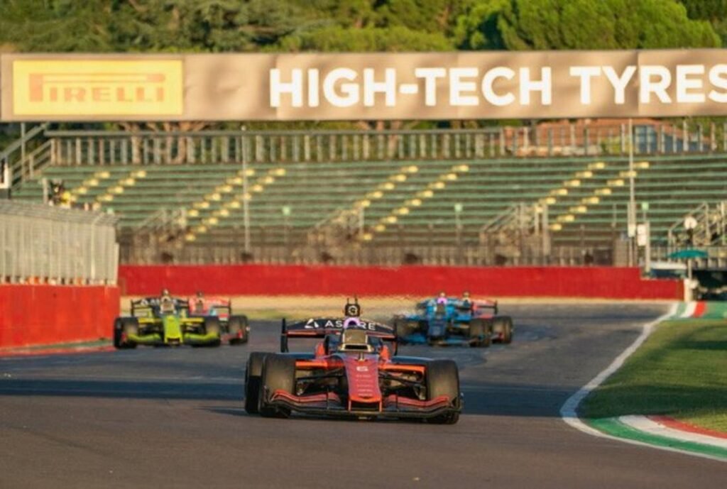 Carros autônomos competindo em corrida