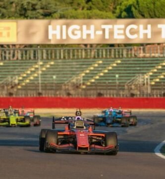 Carros autônomos competindo em corrida