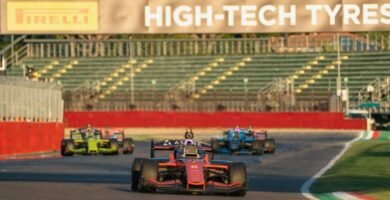 Carros autônomos competindo em corrida