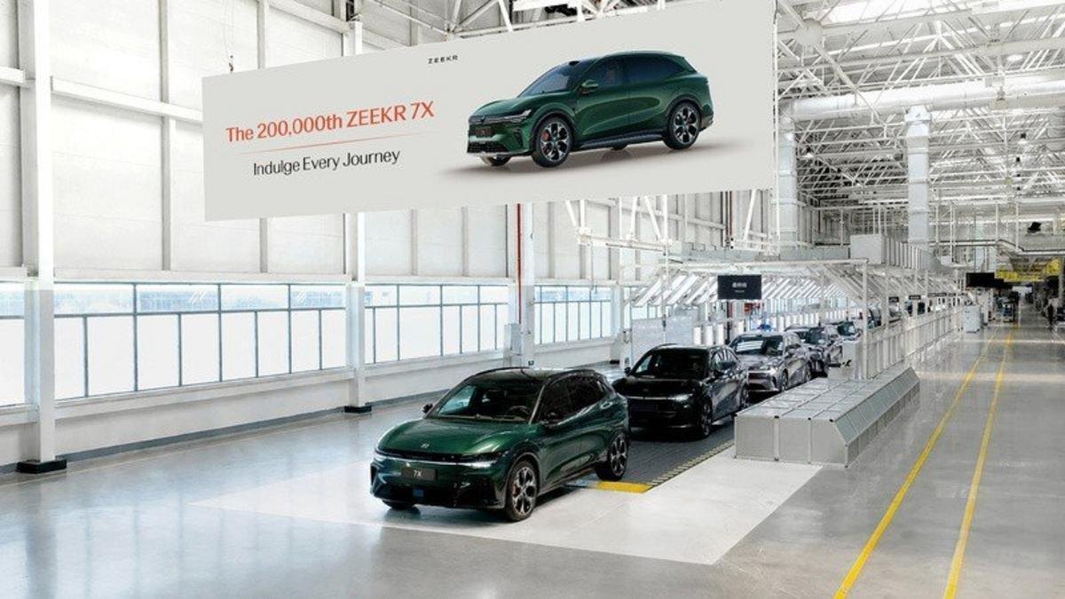 Produção do SUV Zeekr 7X em fábrica