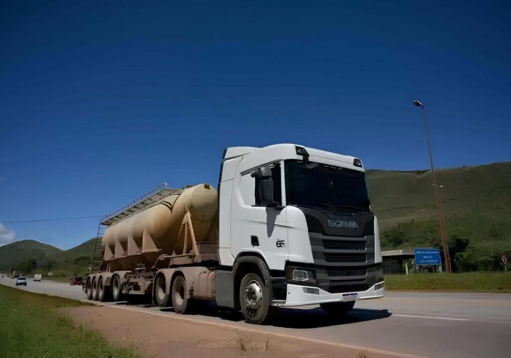 Transporte rodoviário de cargas em estrada brasileira