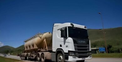 Transporte rodoviário de cargas em estrada brasileira