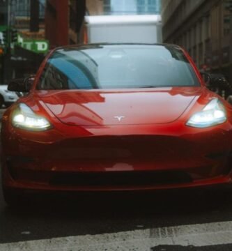 Tesla em ambiente urbano