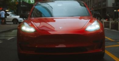 Tesla em ambiente urbano