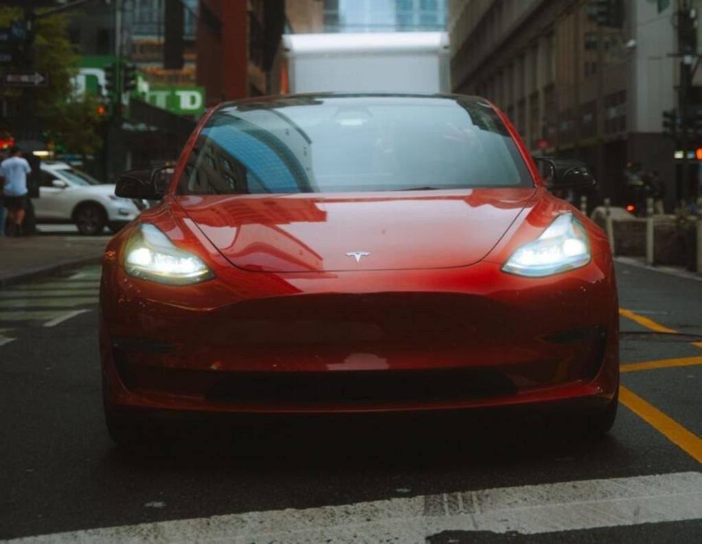 Tesla em ambiente urbano