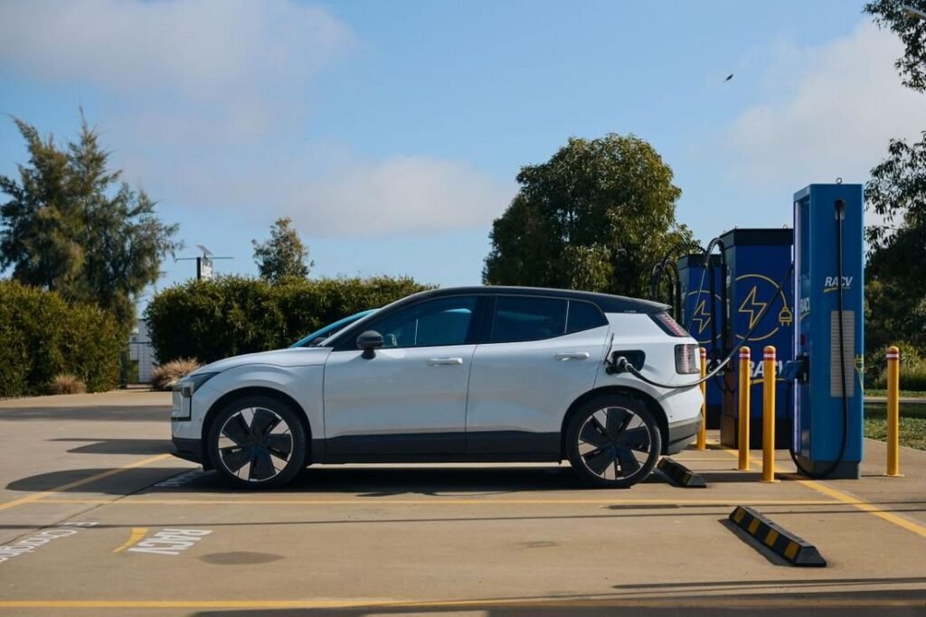 Veículos elétricos sendo carregados