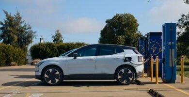 Veículos elétricos sendo carregados