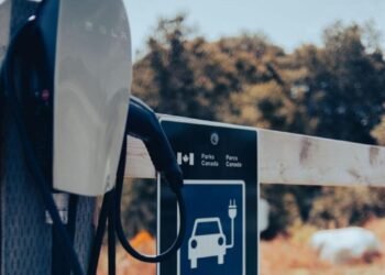 Imagem ilustrativa de carros elétricos em ascensão