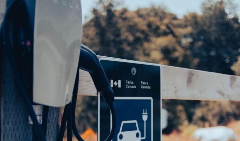 Imagem ilustrativa de carros elétricos em ascensão