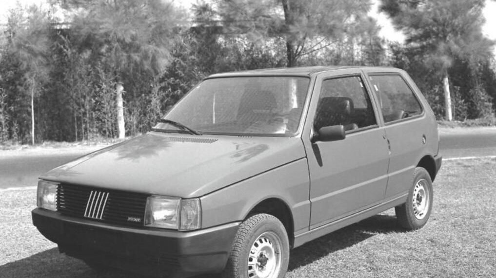 Fiat Uno em linha de produção