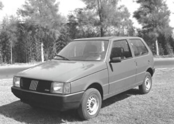 Fiat Uno em linha de produção