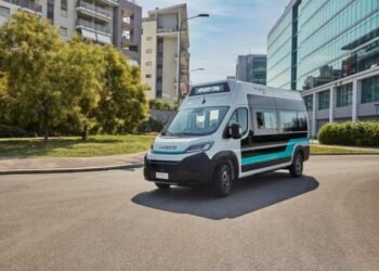 Minibus elétrico Iveco eFlexy em destaque