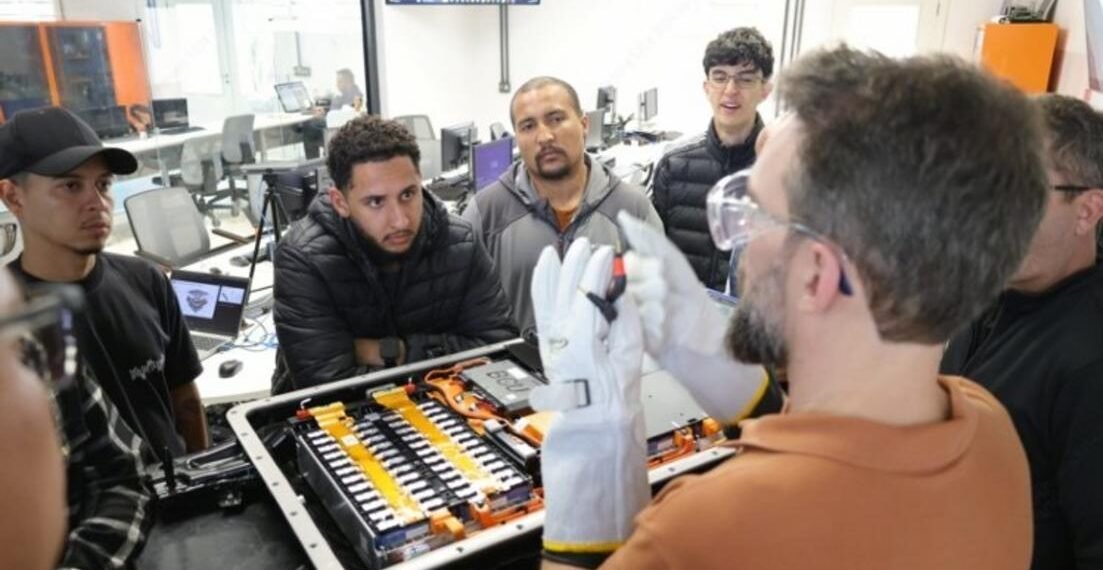 Técnicos brasileiros em competição de habilidades automotivas