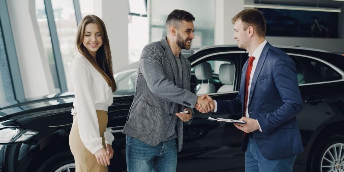 Concessionária de automóveis moderna