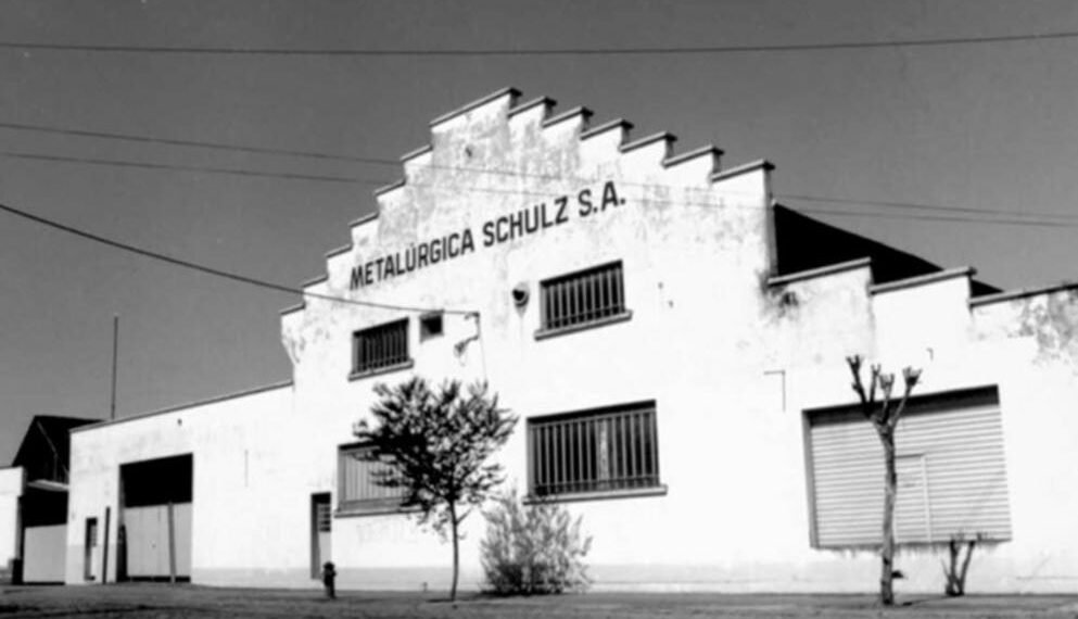 Caminhões Mercedes-Benz em linha de produção