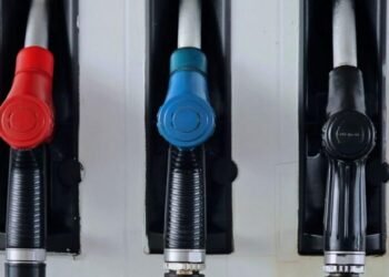 Funcionário verificando diesel em bomba
