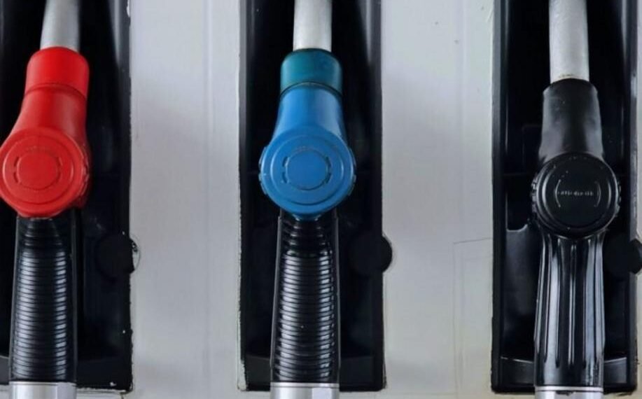Funcionário verificando diesel em bomba