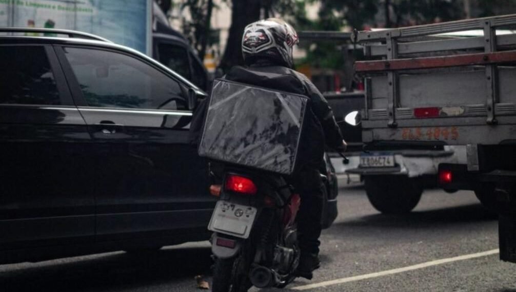 Motociclista no trânsito atento aos pontos cegos